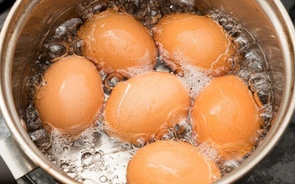Vì sao trứng luộc dễ bị nứt vỏ và khắc phục thế nào?