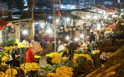 Chợ hoa lớn nhất Hà Nội đông kín khách suốt đêm trước ngày 20/10