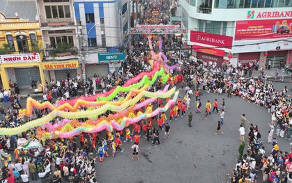 CLIP: Phường đông dân nhất nước đắm chìm trong không khí lễ hội