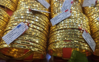 Sáng 2-10, cửa hàng vàng nhỏ niêm yết giá vàng miếng SJC rất cao