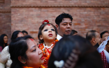 Bé gái 2 tuổi trở thành "nữ thần sống" mới của Nepal