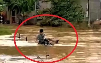 Cứu sống nam sinh lớp 7 bị lũ cuốn trôi khi đi qua đoạn đường ngập