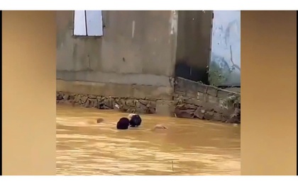 Clip: Nín thở trước hình ảnh người đàn ông lao ra cứu em học sinh lớp 7 giữa dòng nước xiết