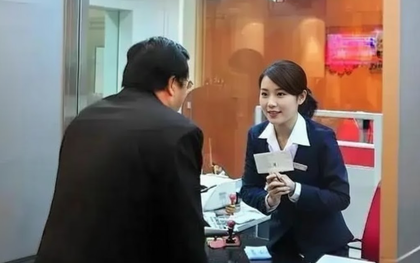 Người đàn ông gửi tiết kiệm 19 tỷ đồng, 1 năm sau tất toán, lĩnh lãi 560 triệu đồng thì sững sờ: Ngân hàng thông báo "sổ tiết kiệm này là giả"