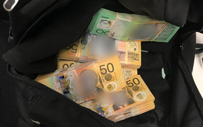 Người đàn ông bỏ lại chiếc túi chứa đầy tiền mặt giữa nơi nghìn người qua lại, dân qua đường lập tức quay video rồi báo cảnh sát