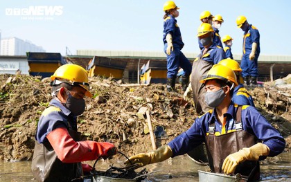 Những người ngâm mình dưới nước đen, khơi dòng chảy ‘cứu lụt’ cho Hà Nội