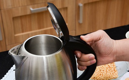 Nhà nào hay đun nước bằng ấm điện phải cẩn thận: Dùng càng lâu càng hại sức khoẻ