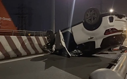 Điều tra vụ ô tô màu trắng "phơi bụng" trên cầu Bình Lợi, TP HCM