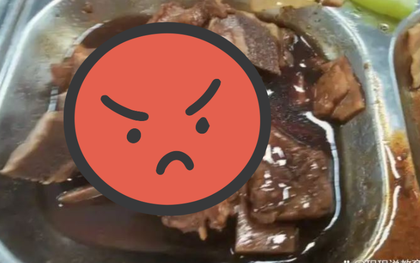 Nhìn đĩa sườn con được ăn ở trường, phụ huynh bức xúc không tin nổi: "Đây mà là thịt sườn?"