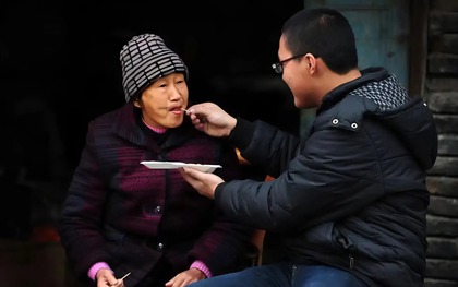 Con cái hiếu thảo thật hay giả dối? Cha mẹ chỉ cần nhìn vào 3 điều sau là rõ mười mươi!