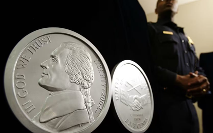 Không phải vàng, bạc, người đàn ông chất đầy kho với 39 tấn đồng xu kim loại này để ‘chống lạm phát’: Kẻ chê vô nghĩa, người bênh vực ‘đừng dạy nhà giàu dùng tiền’