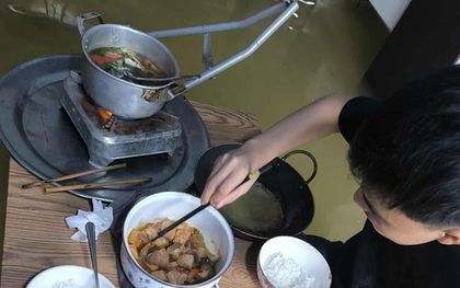 Bên trong ngôi làng bị triều cường "tấn công", nước lụt bủa vây nhiều ngày