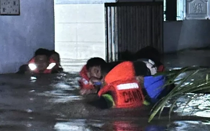 TPHCM: 127 người được đưa đến nơi an toàn trong trận ngập sâu gần 2m