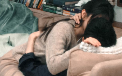 Vì sao hôn mọi người đều nghiêng đầu sang phải?