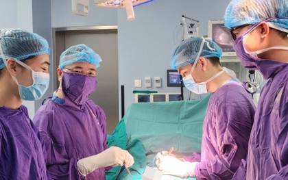 Sống 21 năm trong hình hài con gái, đi khám mới biết mình là nam