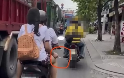 CSGT TPHCM xác minh clip nữ sinh đầu trần, phì phèo thuốc lá trên xe máy