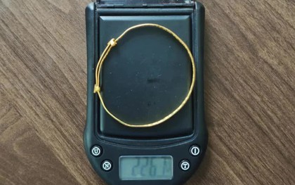 Rửa vòng vàng cho sạch, cân lên "bỗng" nhẹ đi 5,33g: Lộ tẩy chiêu thức tinh vi cướp vàng trắng trợn ngay trước mặt nạn nhân