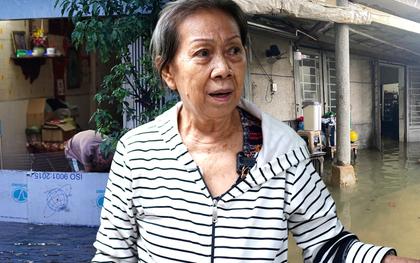 Khu phố tại TP.HCM chìm trong "biển" nước sáng 24/10: Người dân bì bõm đi làm, xe chết máy la liệt