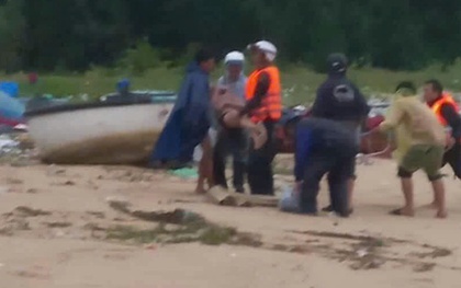 Tìm thấy thi thể 2 thiếu niên bị sóng cao ập vào cuốn trôi khi tắm biển