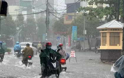 Mưa trắng trời gây ngập sâu, sạt lở ở Quảng Ngãi