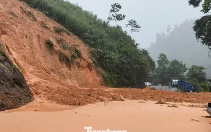 Đà Nẵng mưa to, hàng trăm hộ dân sơ tán, ca nô được 'ship khẩn' đi cứu ngập