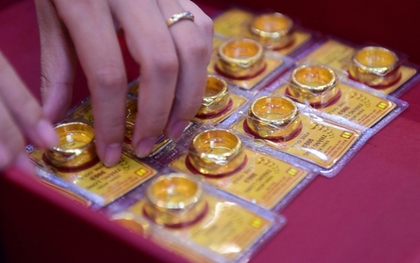 Hôm nay, một nhà vàng lớn tại Hà Nội thông báo: Khách hàng phải chờ 5 ngày mới được mua nhẫn tròn trơn lần tiếp theo