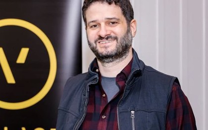 Co-founder Meta thừa nhận kiệt sức, 'phải đeo mặt nạ mỗi ngày'