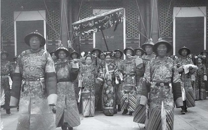 Ảnh hiếm thời Thanh: Nhà quan treo da hổ trấn trạch, đội quân thái giám của Từ Hi có điểm này khác thường