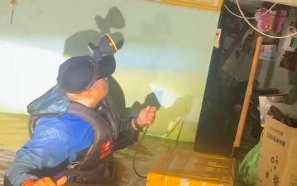 Nước lũ dâng cao, người dân Đà Nẵng liên tục cầu cứu trong đêm