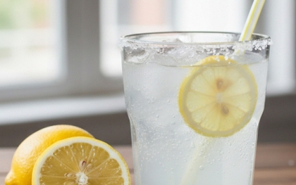 Bác sĩ cảnh báo hiểm họa từ trào lưu uống chanh muối hột chữa bách bệnh