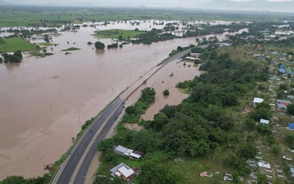 Hình ảnh Quốc lộ 1 đoạn qua Lâm Đồng có nơi ngập từ 0,5 đến 1m, xe cộ tê liệt