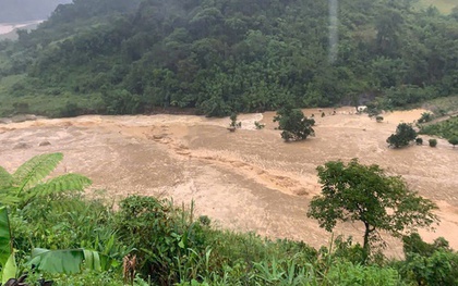 Sau tiếng động lớn, hàng ngàn khối đất đá từ 1 quả đồi ở Quảng Ngãi "rơi như mưa"