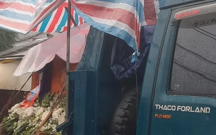 Xót xa gia đình ở Huế đưa quan tài người thân lên xe tải tránh lũ