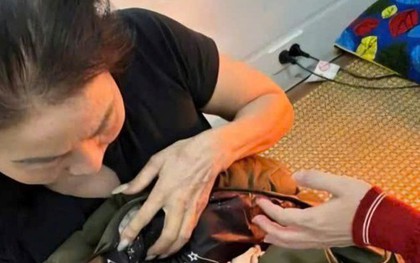 Tìm người thân của bé sơ sinh bị bỏ rơi cạnh bờ mương, người tím tái