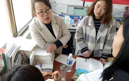 Thấy người phụ nữ giản dị đứng ở cổng trưởng, Hiệu trưởng gọi bằng giọng hách dịch rồi tái mặt khi biết danh tính!