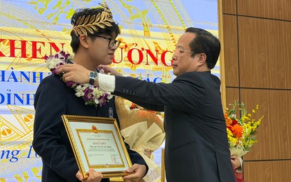 Hà Nội tặng Bằng khen và thưởng 50 triệu đồng cho quán quân Đường Lên Đỉnh Olympia