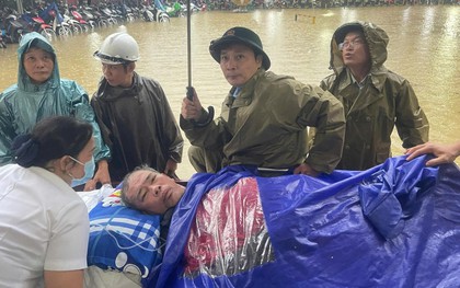 Lũ lịch sử 'nhấn chìm' nhiều bệnh viện ở Huế, nhiều nơi ở Đà Nẵng cô lập