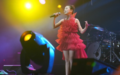 Emily Wagner 10 tuổi tỏa sáng trên cùng sân khấu với Thomas Anders - Modern Talking