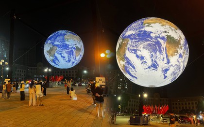 [Clip] Xuất hiện quả địa cầu đường kính 7 mét tại Hồ Tây, dân tình ồ ạt kéo tới chụp ảnh