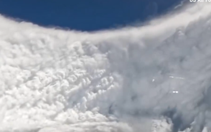 Video: "Thợ săn bão" của Không quân Mỹ bay thẳng vào tâm cơn bão mạnh nhất năm Melissa