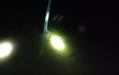 Thót tim cảnh người đàn ông ôm cột điện kêu cứu giữa dòng lũ đêm