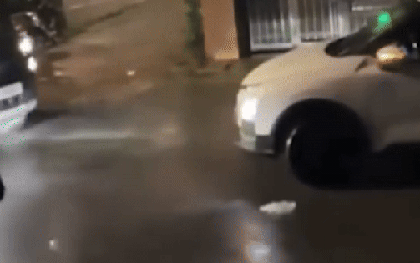 VIDEO: Đang cãi nhau, tài xế ôtô đậu ngược chiều bất ngờ tông thẳng xe đối diện