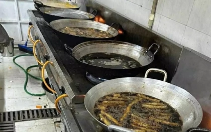 Dầu rán đen ngòm, thịt ôi thiu vào trường học: Bao giờ mới chấm dứt?