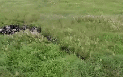 Clip cận cảnh Công an TPHCM vây bắt ‘nóng’ đối tượng dùng súng giả cướp tài sản tại chợ Bình Điền