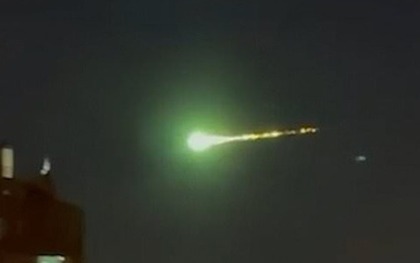 "Quả cầu lửa” phát ánh sáng xanh rực rỡ lướt qua bầu trời thủ đô Nga