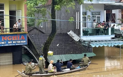 Chạy lũ chỉ kịp ôm con, còn lại để mặc cho nước cuốn trôi