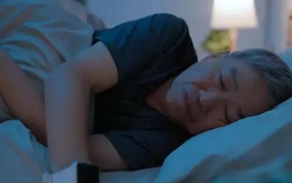 Đi ngủ trước 10 giờ tối có sai không? Bác sĩ nhắc nhở: Sau 70 tuổi nên thử làm 5 điều này khi ngủ