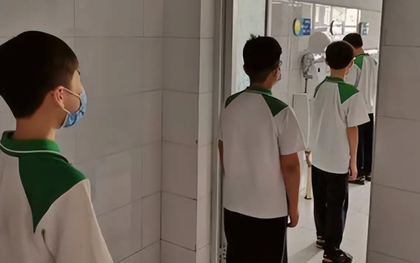 Nhà vệ sinh nam "kỳ cục" khiến phụ huynh phải thốt lên: Ai nghĩ ra thiết kế này vậy?