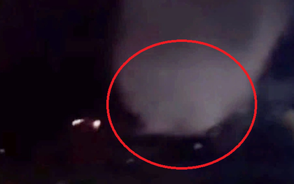 Nhìn lên trời, người dân thấy cảnh tượng "nổi da gà" giữa đêm