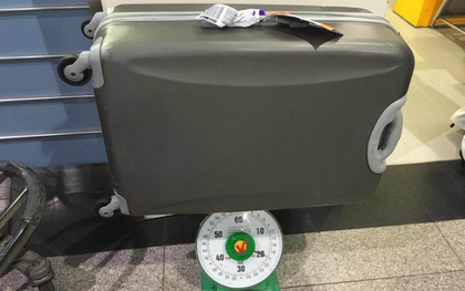 Cân hành lý ở cửa ra máy bay: Không phải làm khó mà vì an toàn, công bằng